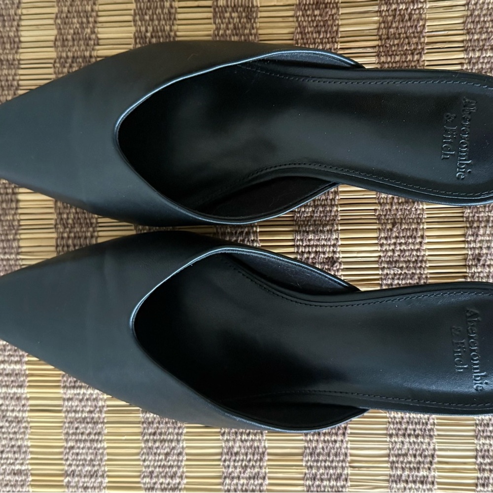 NWOT Abercrombie & Fitch Black Pointed Toe Mules - Picture 3 of 6